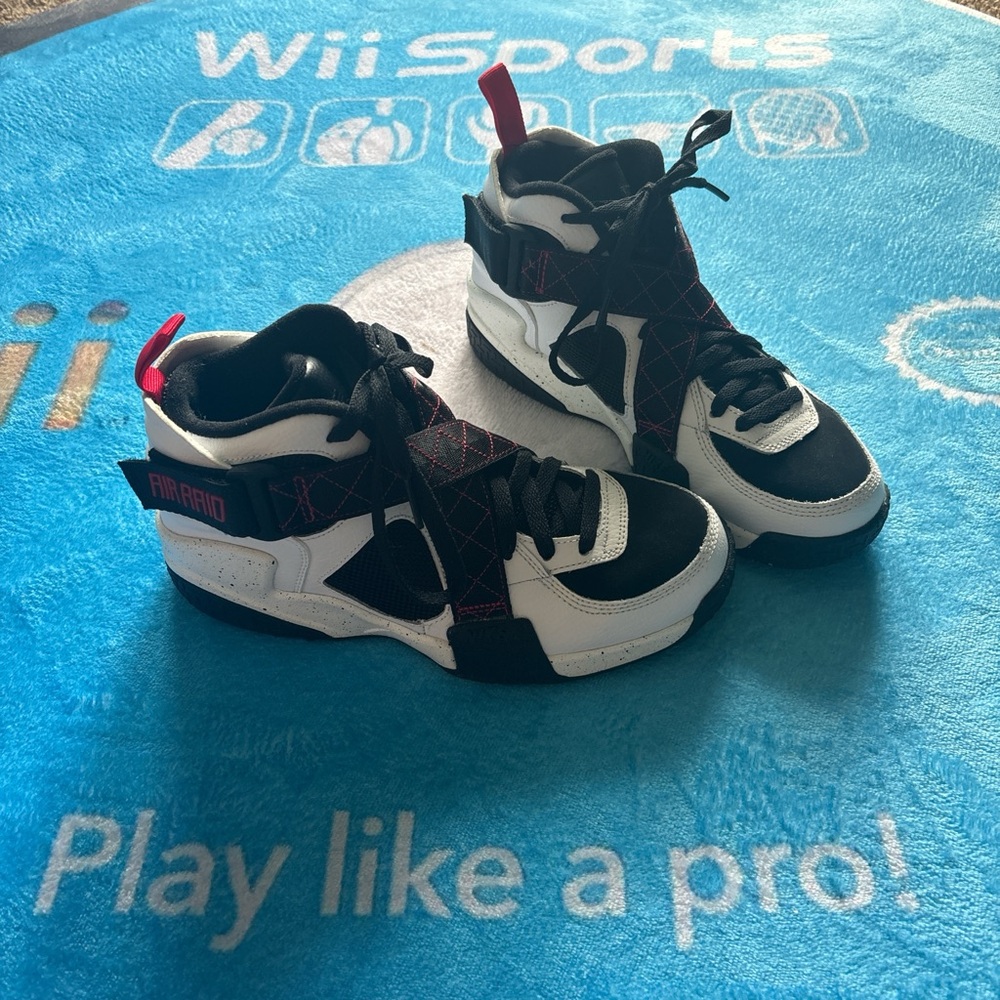 Men’s Size 7 Nike Air Raid White/University Red-Black